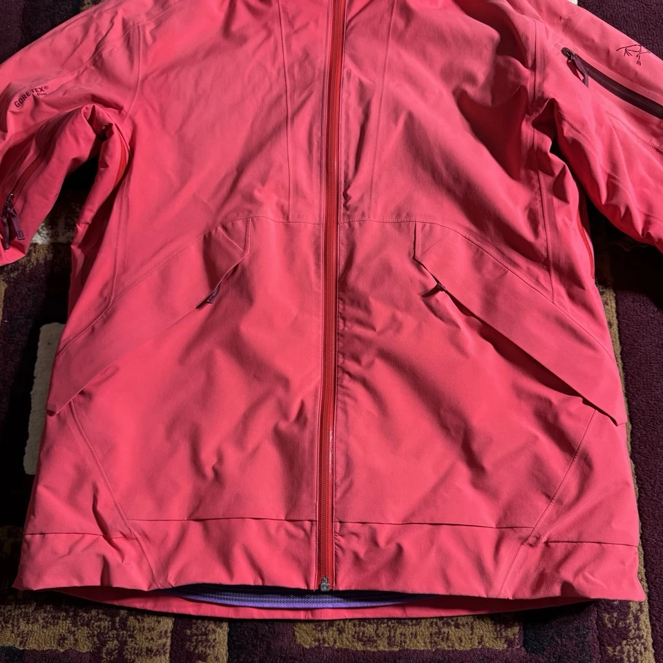 Arc’Teryx Women’s Sarissa Goretex Pro Insulated Jacket Sz Large Hot Pink - Image 3 of 4