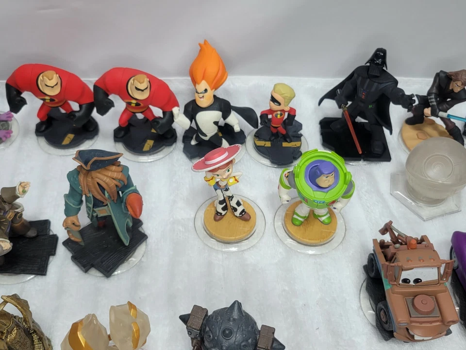 Enorme Disney Infinity 81 piezas + 1 X-Box 360 Juego Surtido Figuras Coleccionables Foto 3 de 4