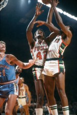 Harvey Catchings of the Milwaukee Bucks 1980's Basketball photo 2