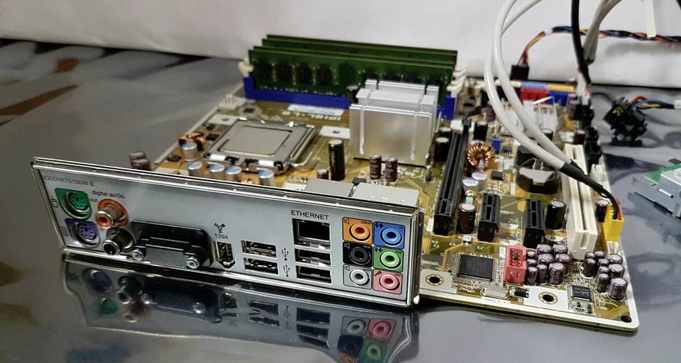 ASUS IPIBL-LB Motherboard with Q8300 CPU 8GB RAM Backplate Front I/O - Image 4 of 4