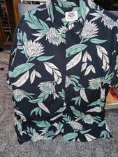 Piping Hot L Large Floral Hawaiian Button Up Collared Shirt