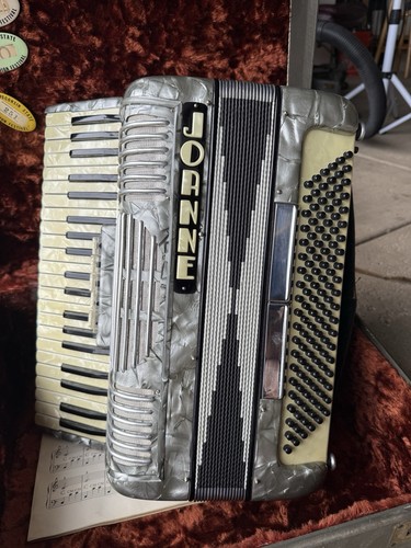 Accordion Joanne