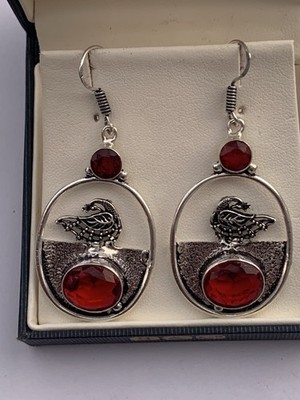Unikat Design 925 Silber Ohrhänger mit Vogelmotiven und rotem Granat