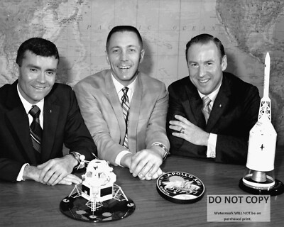 FRED HAISE, JACK SWIGERT & JIM LOVELL APOLLO 13 ASTRONAUTS - 8X10 PHOTO (ZZ-210)