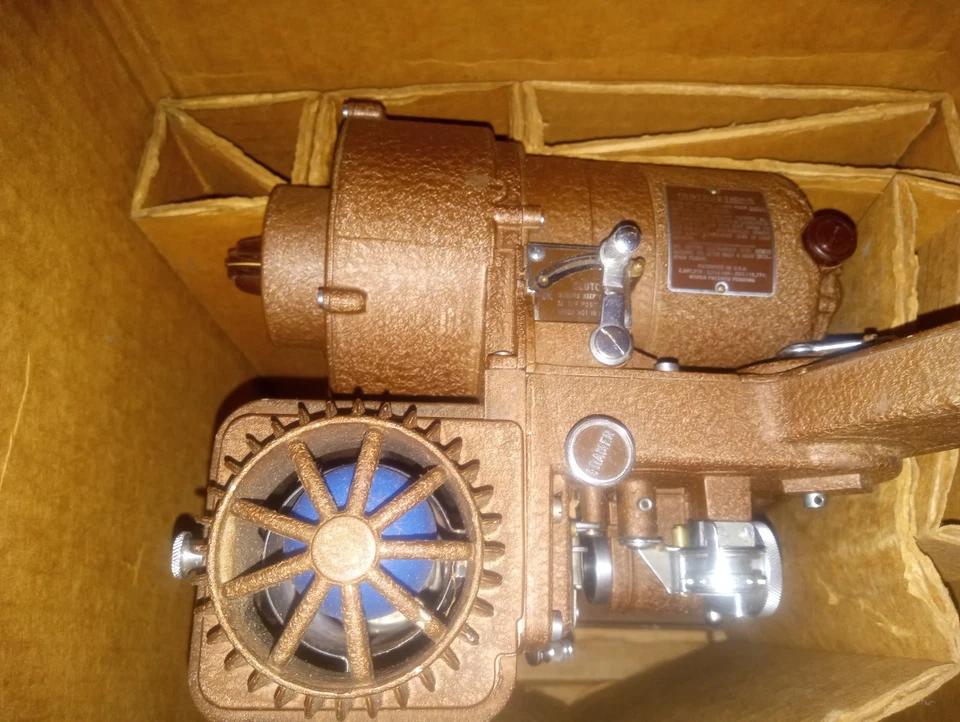 Проектор Revere Camera Company 8 мм модель 85 - 1940-е с оригинальной коробкой и катушкой  - Изображение 2 из 4