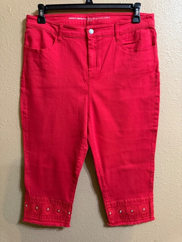 CHICO'S PERFECT STRETCH GR SLIM LEG CAPRI JEANS CHICO'S 2 (12) RED BEADED LEG