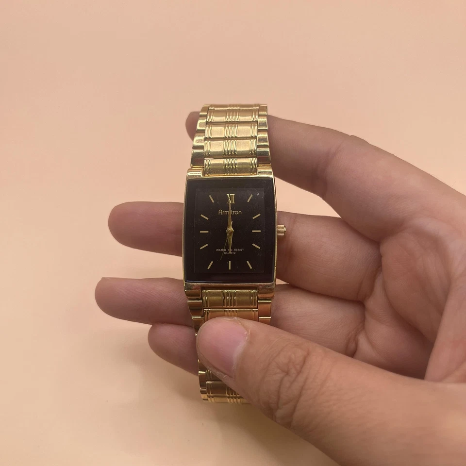 Reloj para hombre Armitron tono dorado tanque cuarzo esfera negra banda elástica 20/357G 100 pies Foto 2 de 4