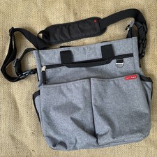 Skip Hop Gray Messenger Diaper Bag Adjustable Strap Inner Pockets Sections