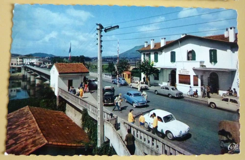 Old postcard - postcard - HENDAYE - customs border + vintage cars -