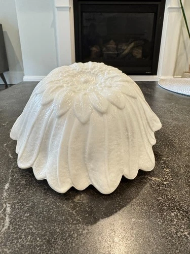 Vintage Indiana Milk Glass Lily Pons Sunflower Serving Bowl 7"