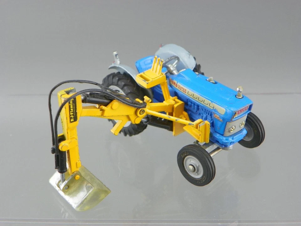 Vintage 1969 Corgi 74 Diecast 1/43 Ford 5000 Super Major Tractor Hydraulic Scoop - Image 4 of 4