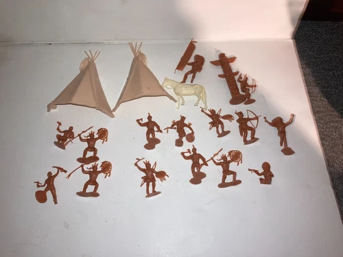 VINTAGE MARX FORT APACHE PLAYSET BUTTERSCOTCH  INDIANS W/TEEPEE & TOTEM POLE