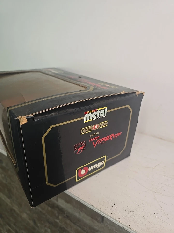 BBURAGO 1/18 SCALE 1992 DODGE VIPER RT/10!!! RED WITH GRAY COD. 3025 - Image 3 of 4