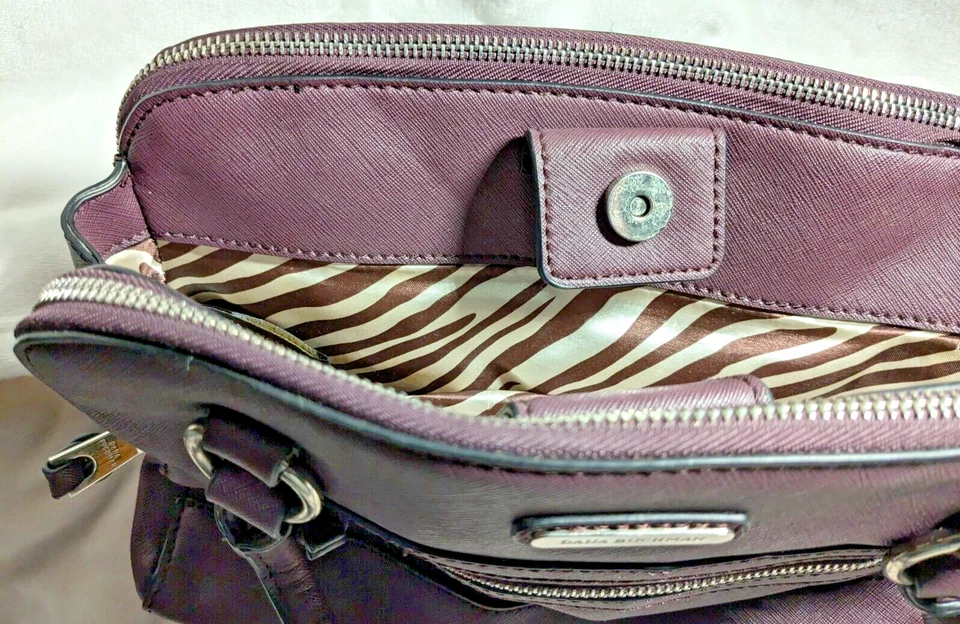 Dana Buchman Bolso Monedero en Color Ciruela con Interior Estampado Cebra Marrón Foto 4 de 4
