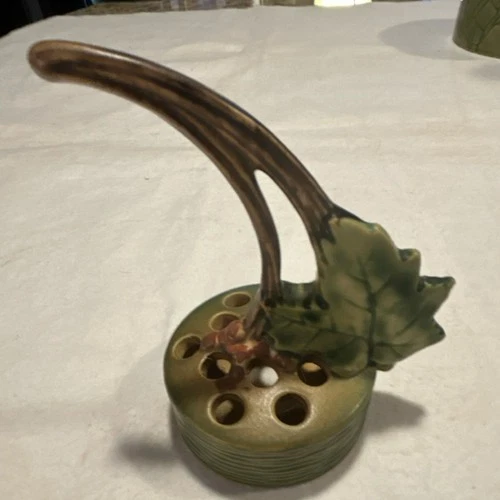 Rare Roseville Bushberry flower, frog leaf art number 45