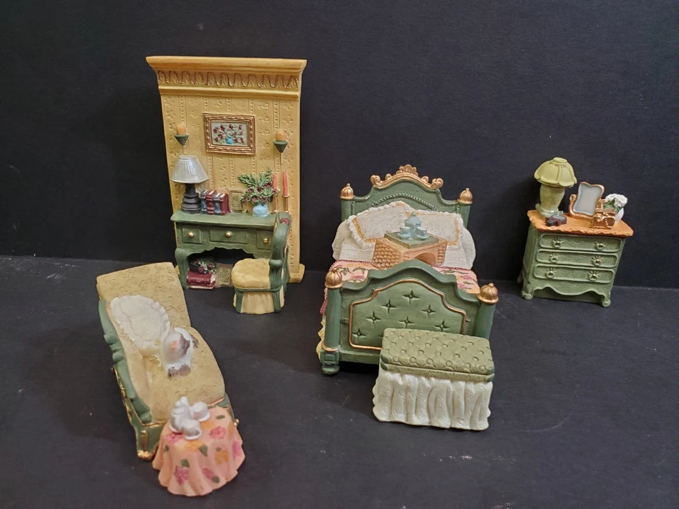 Avon Bedroom Victorian Memories Miniature Furniture Collection - Image 4 of 4
