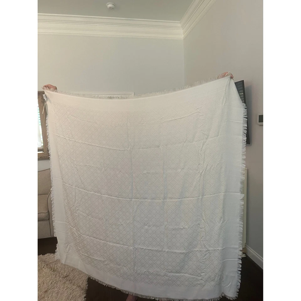 Novo Xale Tory Burch Creme Marfim Monograma T Logotipo Jacquard Viajante Envoltório Cachecol - Imagem 2 de 3