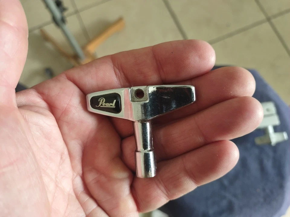 Abrazadera de liberación rápida doble Pearl usada con llave de tambor PEARL Foto 4 de 4