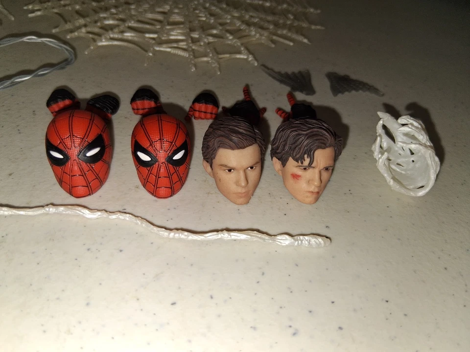 Boneco de ação coletivo Mezco Toyz Amazing Spider-Man peças cabeças mãos teias - Imagem 2 de 4