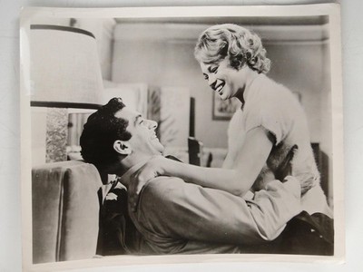 Juliet Prowse Frankie Vaughan rechte Annäherung Filmszene um 1960 Vintage Foto