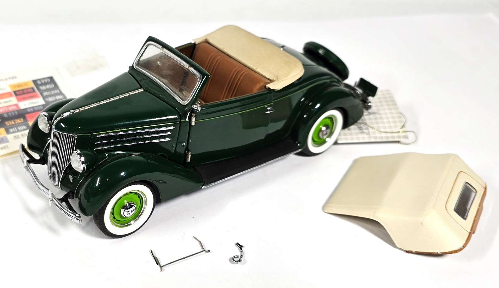 Franklin Mint 1/24 Scale B11XA09 - 1936 Ford Deluxe Cabriolet - Green