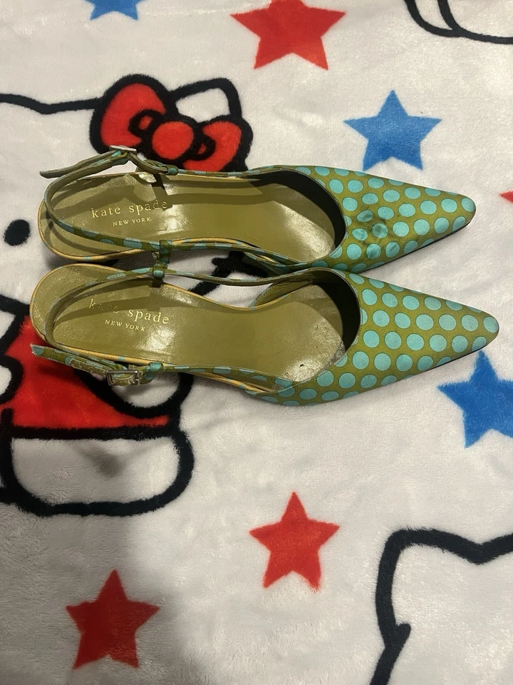 Tacones de gatito Kate Spade New York verde y azul a lunares Foto 2 de 4