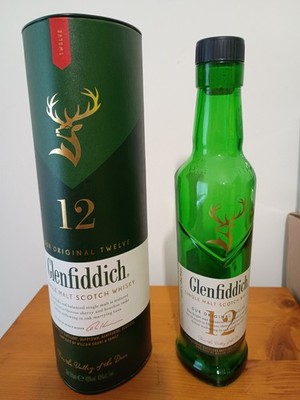 Leere Glenfiddich 10 Jahre alte Whisky Flasche und Vitrine 35cl.
