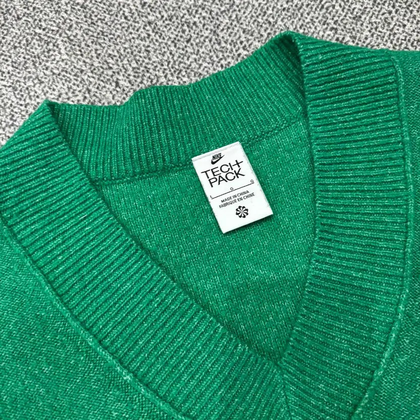 Nike Techpack V-neck Knit Sweater Green Size L thumbnail 4