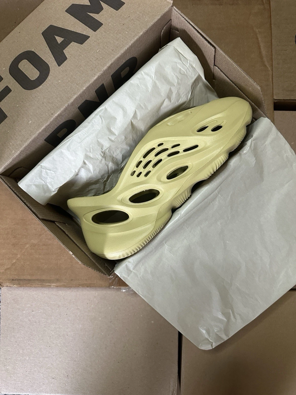 Taglia 7 Adidas Yeezy Foam RNNR Zolfo