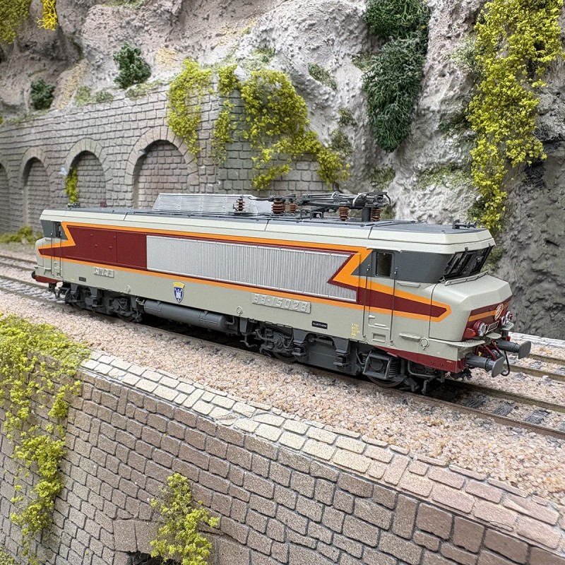 Locomotive BB 15028 SNCF Ep IV livrée Arzens béton Strasbourg HO