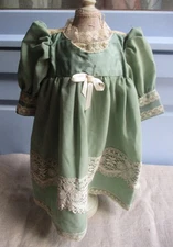ROBE  AVEC DENTELLE ANCIENNE POUR POUPEE ANCIENNE