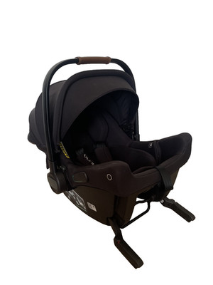 Nuna Urbn Pip mit ISOFIX-System Caviar Schwarz Babyschale  Auto