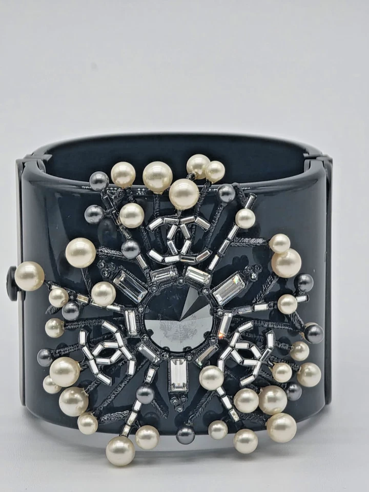 Chanel Brazalete Ancho Resina Negra Perla y Cristal Embellecido Sunburst Diseño Foto 4 de 4
