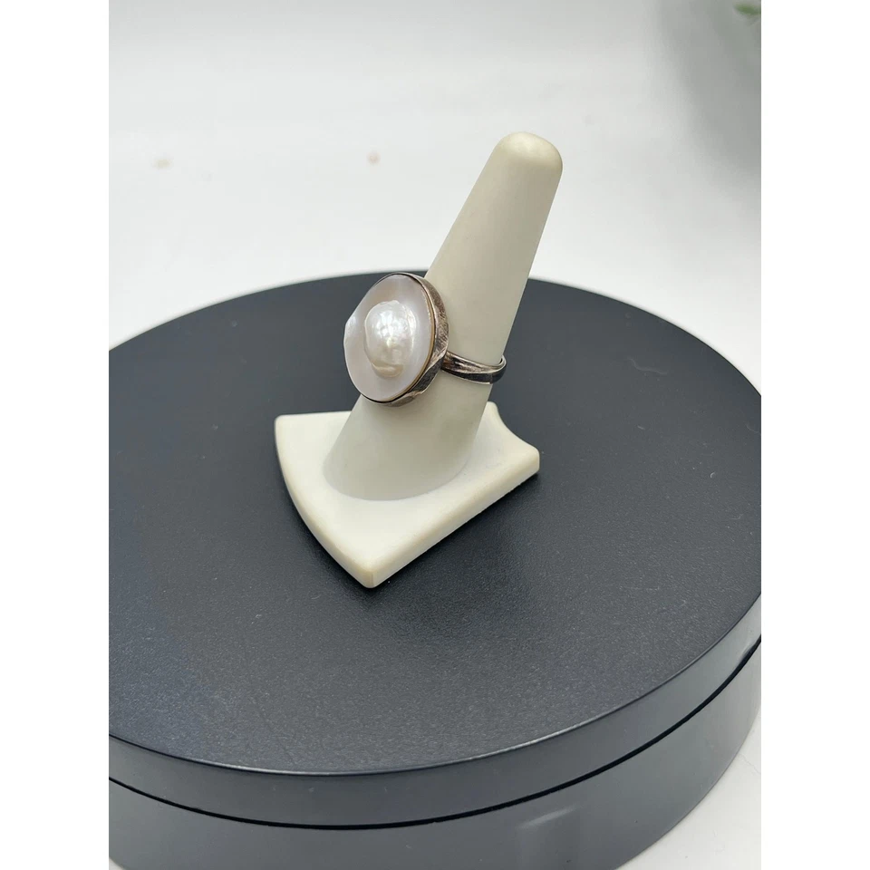 Anillo redondo de plata de ley con concha de perlas blancas naturales 8,5 Foto 2 de 4