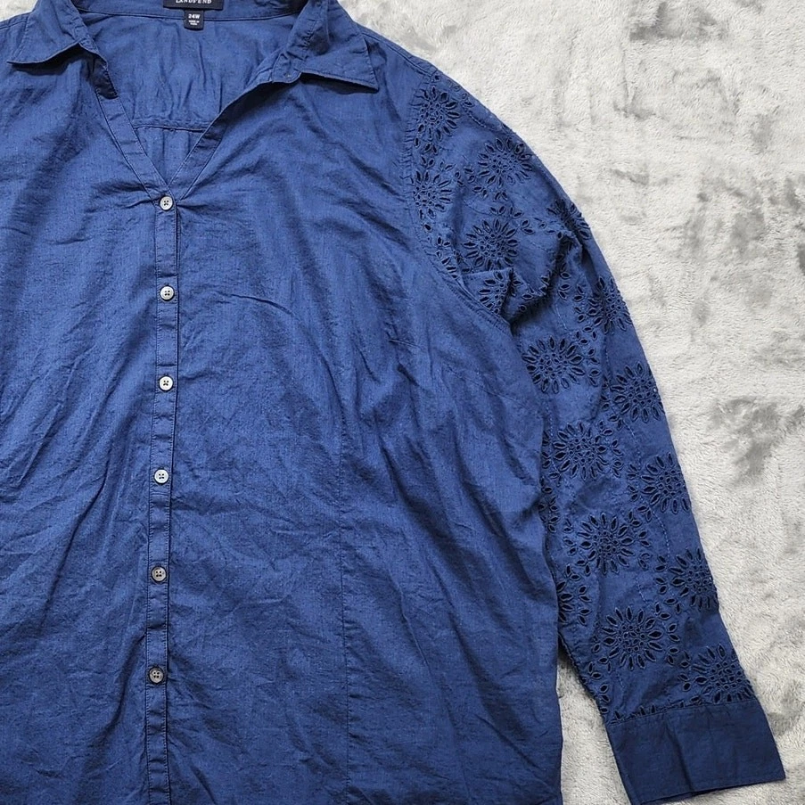 Top Lands End para mujer 24W azul bordado recorte encaje mangas largas botón delantero Foto 2 de 4