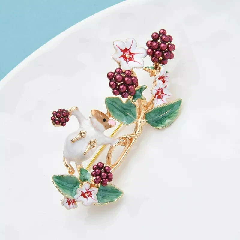 Милая белка в ягодном кусте, брошь / булавка.  Эмалированная брошь на булавке бурундука НОВАЯ! - Изображение 4 из 4