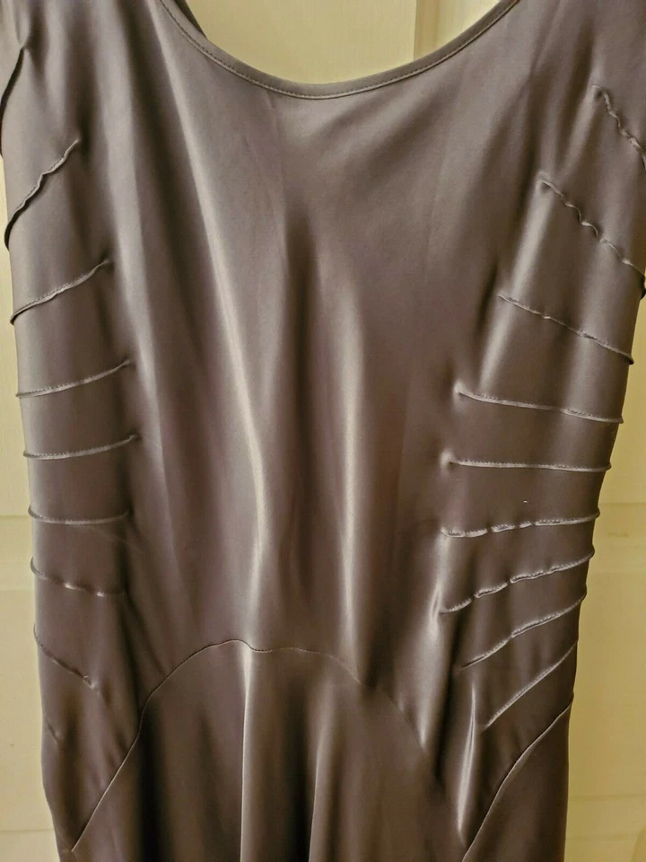 无袖连身裙 — 第 2/4 张图片