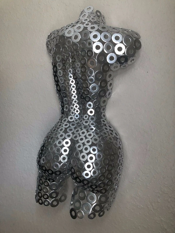 Arte de pared de metal cromado escultura femenina torso de Holly Lentz Foto 4 de 4