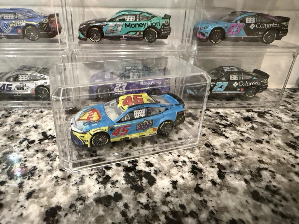 Tyler Reddick 2025 #45 Upper Deck Superman personalizado 1:64 NASCAR diecast EN MANO Foto 4 de 4