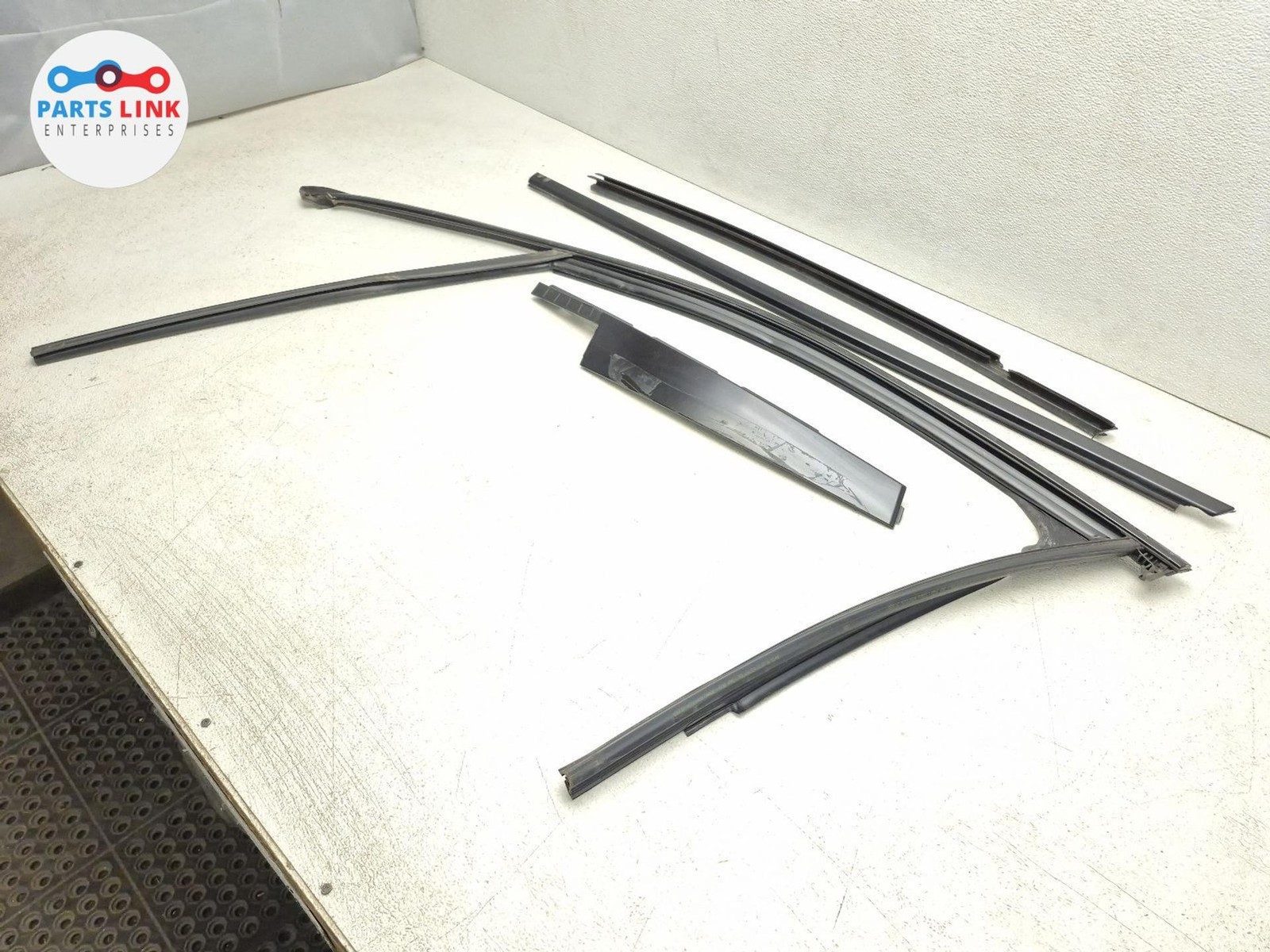 2016-20 BENTLEY BENTAYGA FRONT LEFT DOOR WEATHERSTRIP BELT MOLDING TRIM SET 636