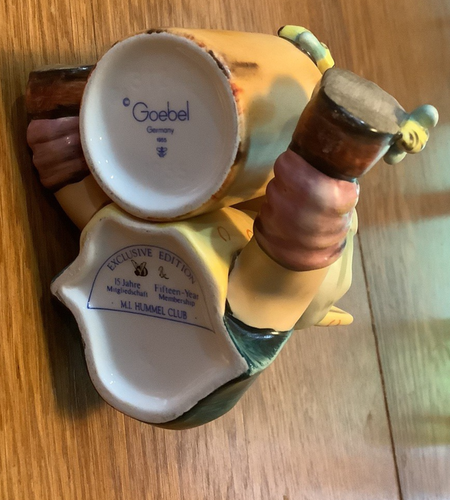 GOEBEL HUMMEL 15 YR MEMBERSHIP EXCLUSIVE 4" "HONEY LOVER" 1955 312 FULL BEE EX. - Picture 7 of 8