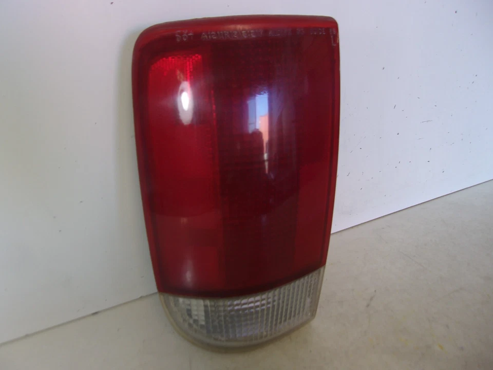 1995 - 2005 Chevrolet S10 Blazer / GMC S15 Jimmy Driver LH Tail Light OEM - Image 2 of 4