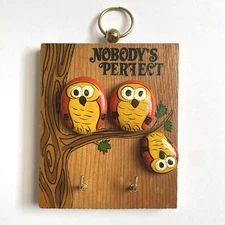 Nobody's Perfect Owl Key Holder Hook Wooden Wall Plaque Funny Bird Vintage 1980