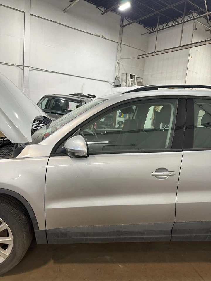 Used Front Left Door Assembly Front fits: 2017 Volkswagen Tiguan electric Front Foto 4 de 4