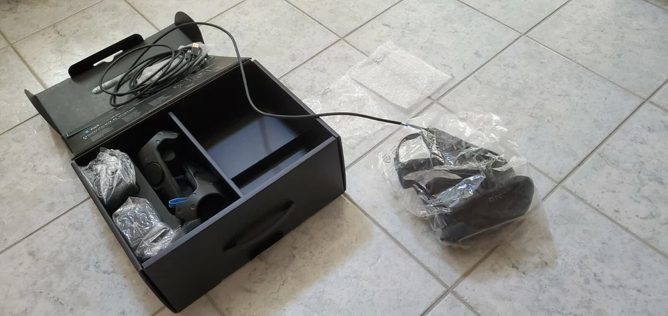 ⭐️ BEST DEAL! HTC VIVE VR FULL KIT USED ONCE, BASICALLY BRAND NEW + FREE EXTRAS - Image 4 of 4