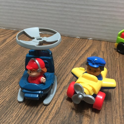 Fisher Price Little People Wheelies Airport +Airplane-Luggage Carrier-Helicopter - Picture 16 of 19