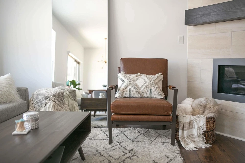 Silla Peacemaker Mid-Century moderna de cuero sintético, marrón Foto 4 de 4