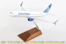 Skymarks 1:130 737-800 United Airlines N37267 w/Wood Stand
