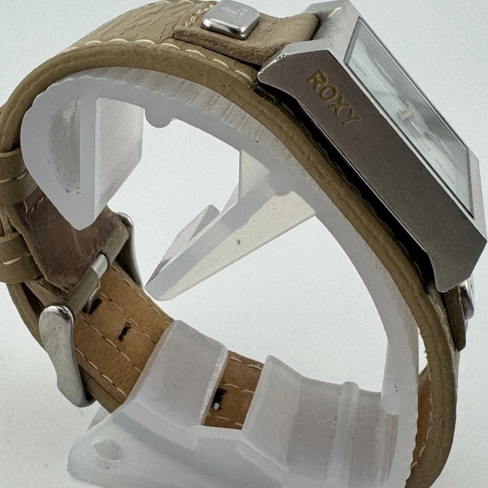 Relógio de quartzo feminino Roxy Sassy prata aço quadrado pulseira de couro nova bateria - Imagem 3 de 4