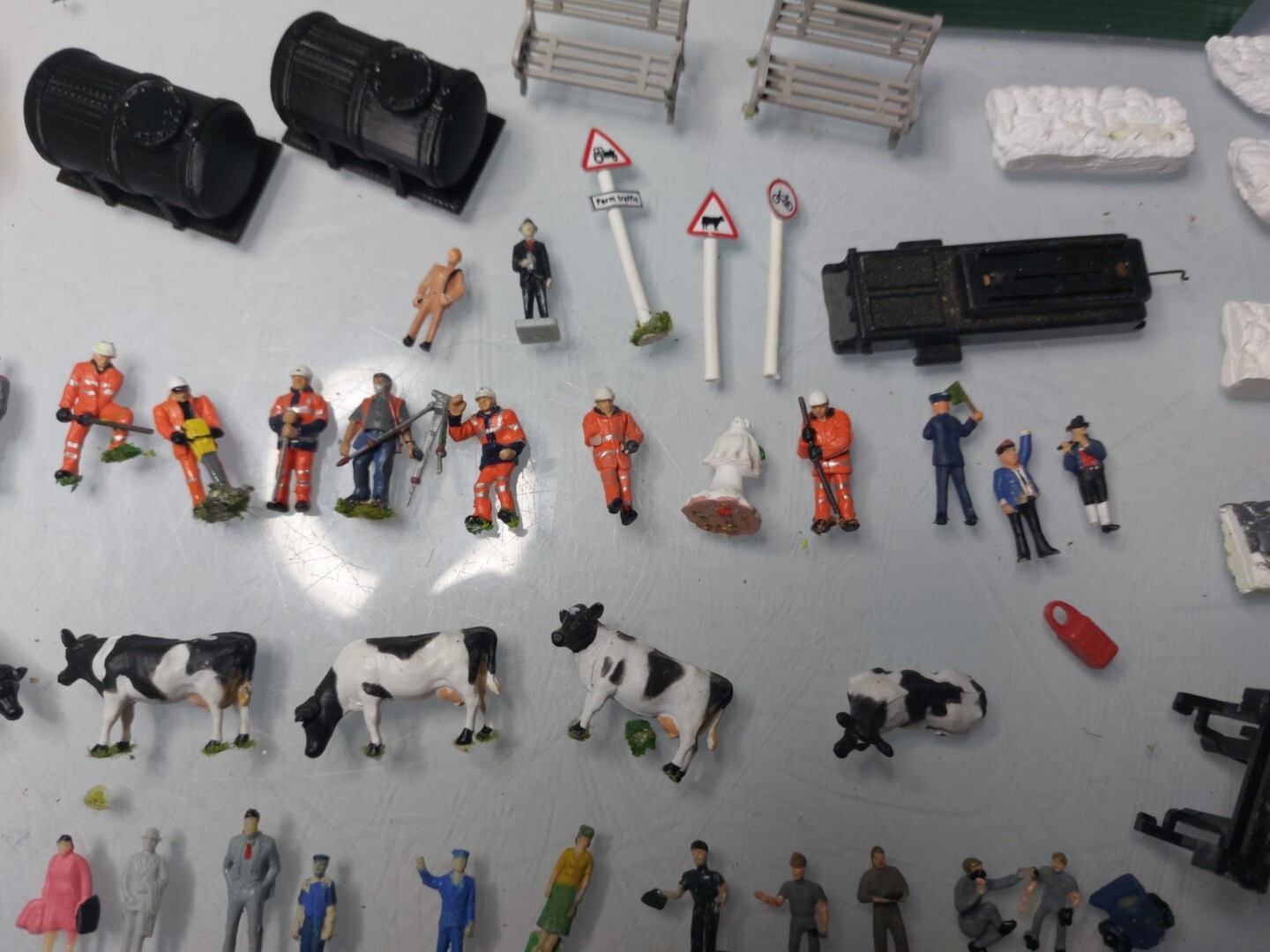 Joblot Of 00 Gauge Figures And Accessories And More eBay